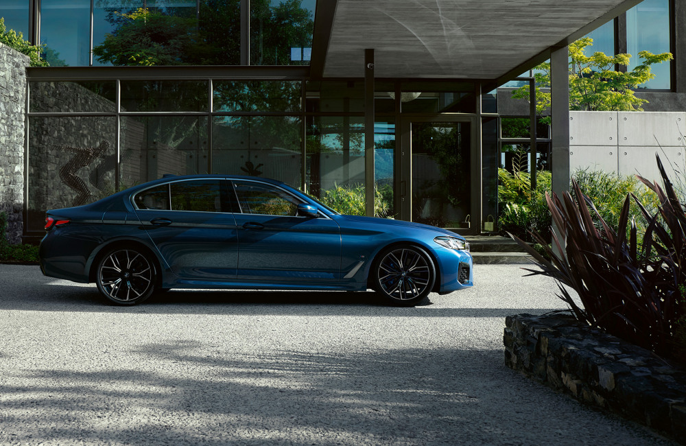 bmw-5-series-sedan-highlights-highlight-desktop-01.jpg