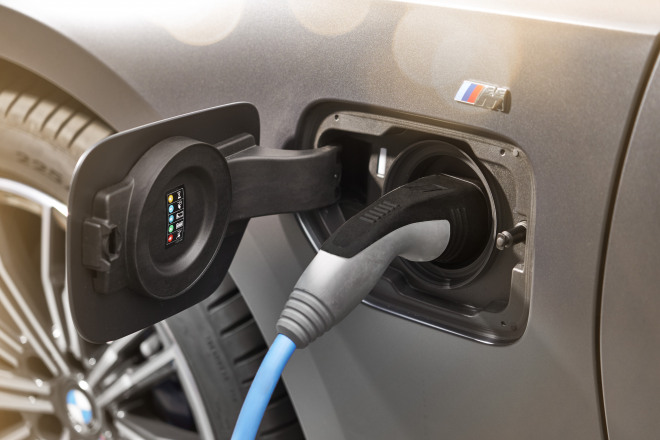 P90359901_highRes_the-all-new-bmw-330e.jpg