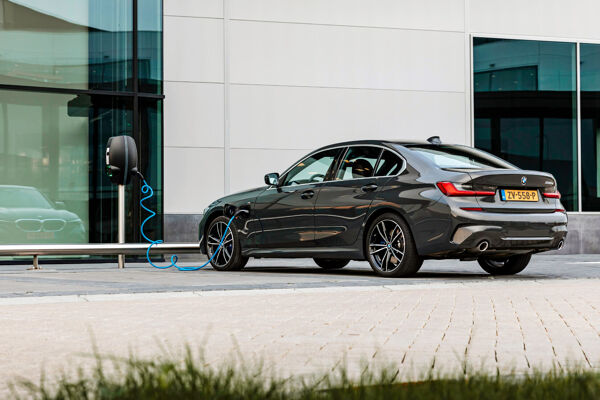 bmw-330-edrive-editions-highlight-01-desktop