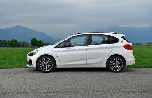 P90305204_highRes_the-new-bmw-225xe-ip
