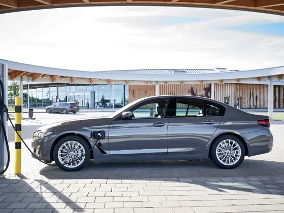 P90403966_lowRes_the-new-bmw-520e-sed
