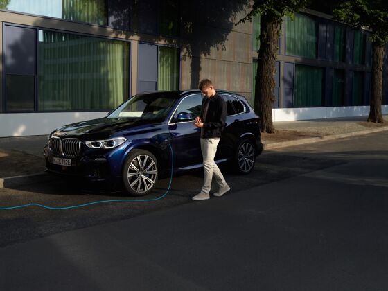 P90429825_lowRes_my-bmw-app-additiona
