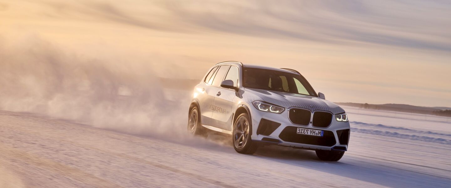 P90453457_highRes_bmw-ix5-hydrogen-win (2)