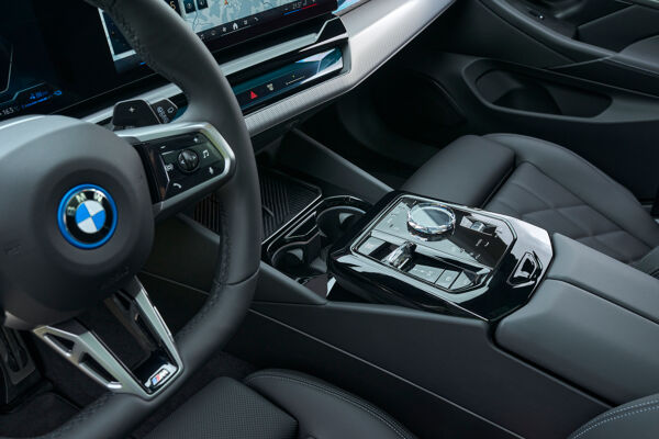 P90551906_highRes_the-new-bmw-530e-tou