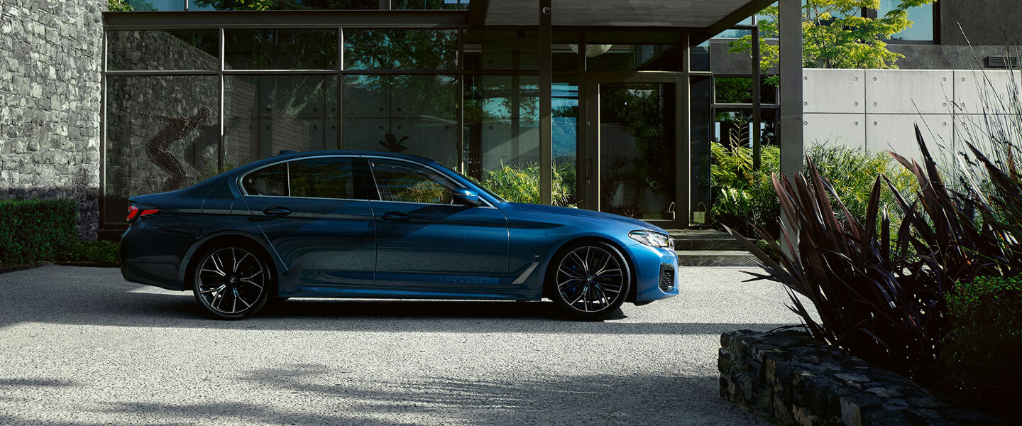 bmw-5-series-sedan-highlights-highlight-desktop-01