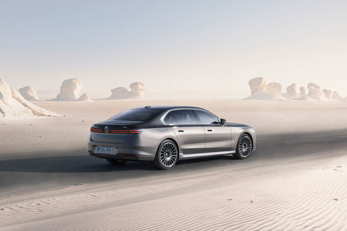DI25_000265085_V5_O_sRGB_BMW-7-Series-Saloon-Sedan-(G70-LCI)---3-4-Rear-Shot-on-a-desert-