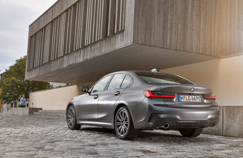 P90359885_highRes_the-all-new-bmw-330e