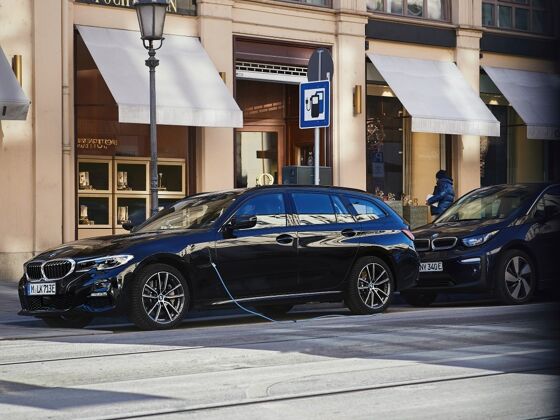 P90382075_lowRes_the-bmw-330e-xdrive-