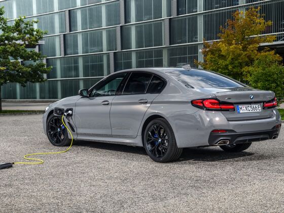 P90395493_lowRes_the-new-bmw-545e-xdr