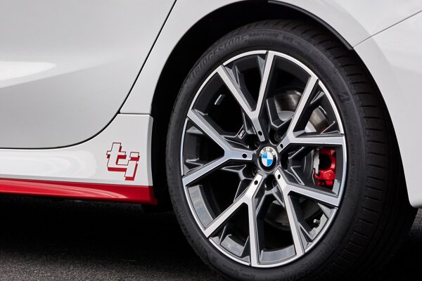 P90402197_highRes_the-all-new-bmw-128t
