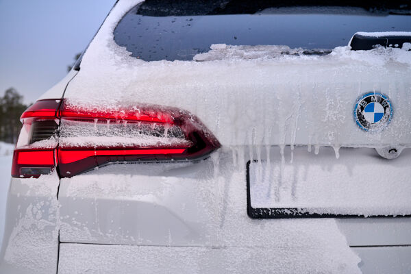 P90453463_highRes_bmw-ix5-hydrogen-win