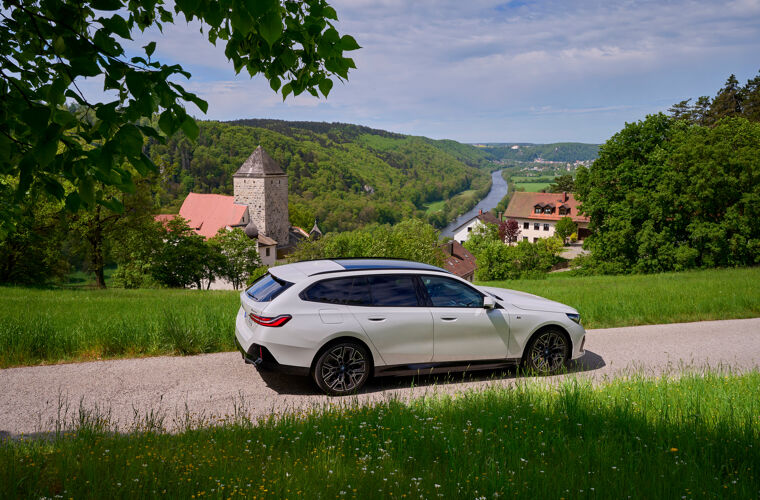 P90551911_highRes_the-new-bmw-530e-tou
