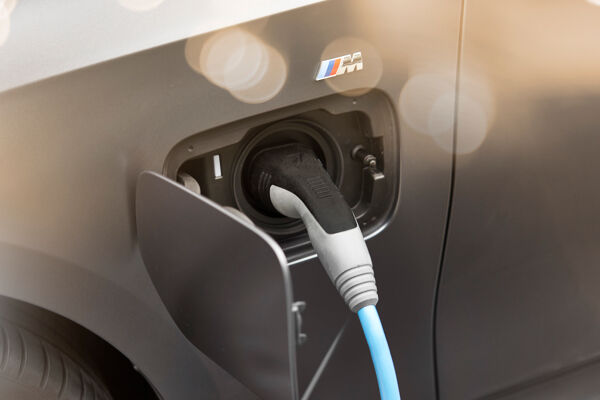 P90359900_highRes_the-all-new-bmw-330e