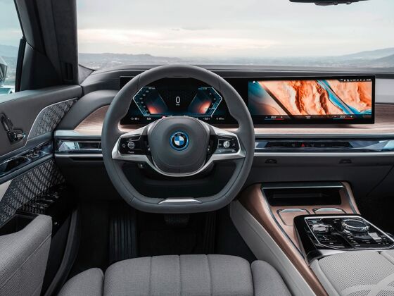 2023-bmw-i7-driver-area-carbuzz-984089-1600
