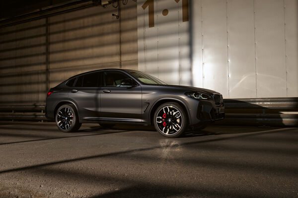 bmw-x4-m-automobiles-onepager-gallery-x4-m40i-m40d-wallpaper-01