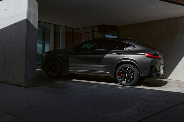 bmw-x4-m-automobiles-onepager-gallery-x4-m40i-m40d-wallpaper-02
