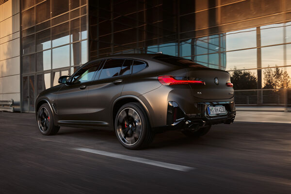 bmw-x4-m-automobiles-onepager-gallery-x4-m40i-m40d-wallpaper-03