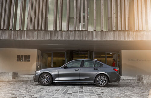 P90359888_highRes_the-all-new-bmw-330e