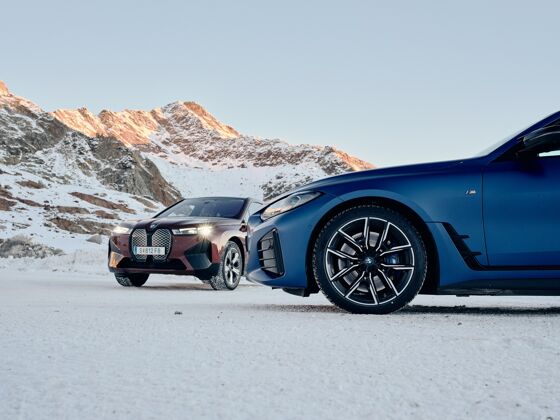 P90446344_lowRes_the-bmw-ix-and-bmw-i