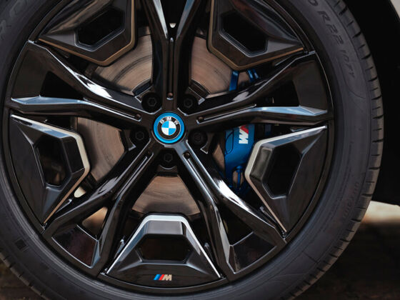 BMW_iX_M60_Stills_EK_5513-1024x683