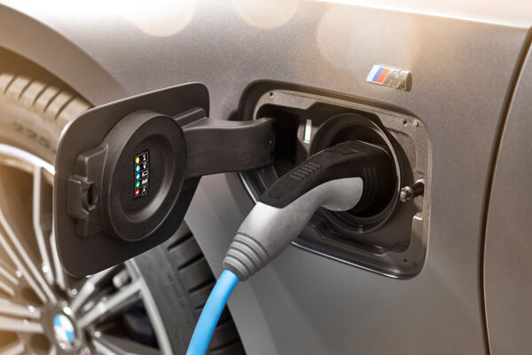 P90359901_highRes_the-all-new-bmw-330e