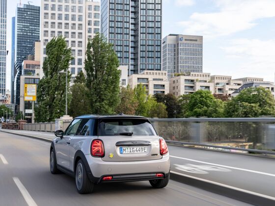P90435793_lowRes_mini-cooper-se-01-20