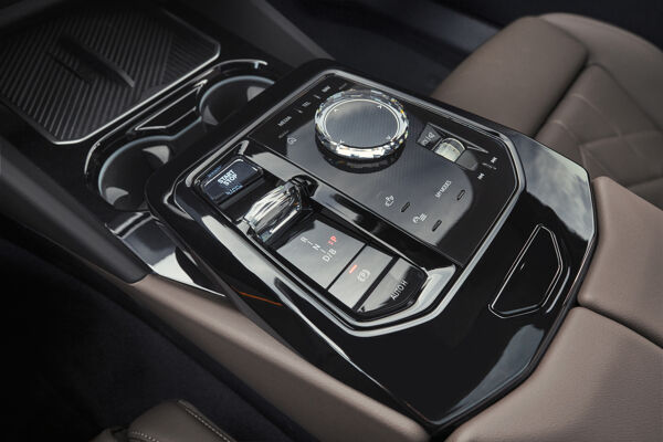P90505137_highRes_the-new-bmw-i5-edriv