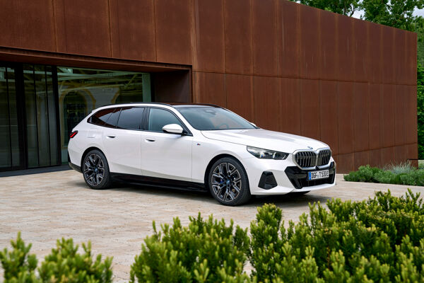 P90551933_highRes_the-new-bmw-530e-tou