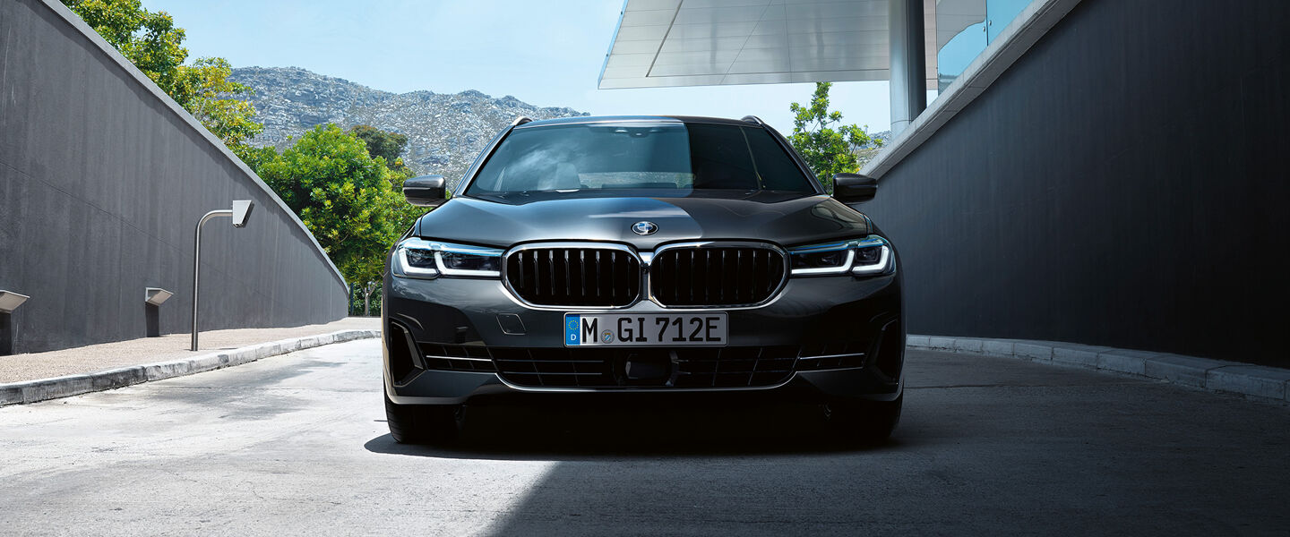 bmw-5-series-touring-highlights-design-mosaic-gallery-desktop-01