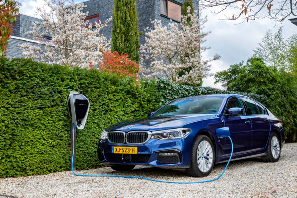 BMW-edrive-editions-530-header-desktop.jpg.asset.1558440152021