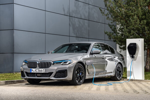 P90395490_highRes_the-new-bmw-545e-xdr