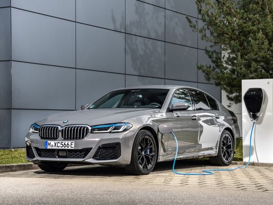 P90395490_lowRes_the-new-bmw-545e-xdr
