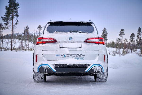 P90453462_highRes_bmw-ix5-hydrogen-win