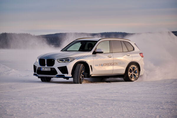 P90453451_highRes_bmw-ix5-hydrogen-win