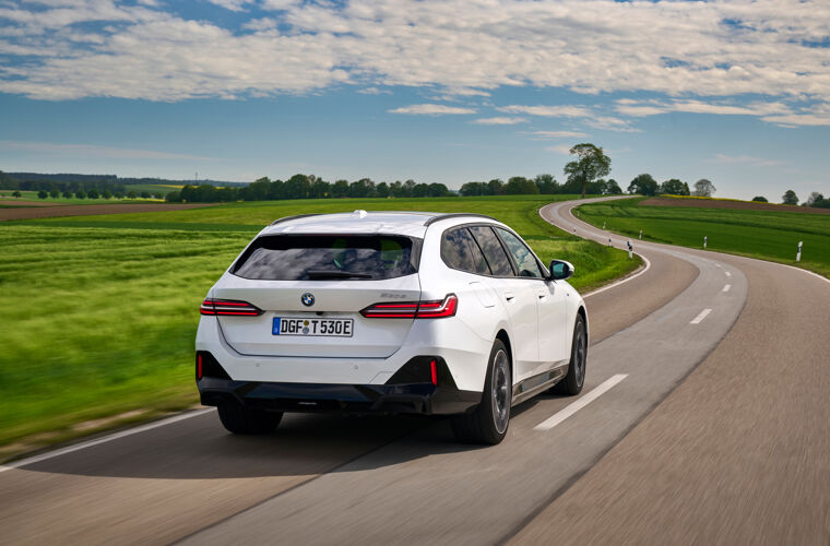 P90551885_highRes_the-new-bmw-530e-tou