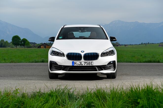 P90305208_highRes_the-new-bmw-225xe-ip