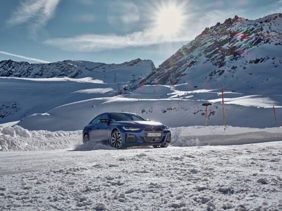 P90446357_lowRes_the-bmw-ix-and-bmw-i