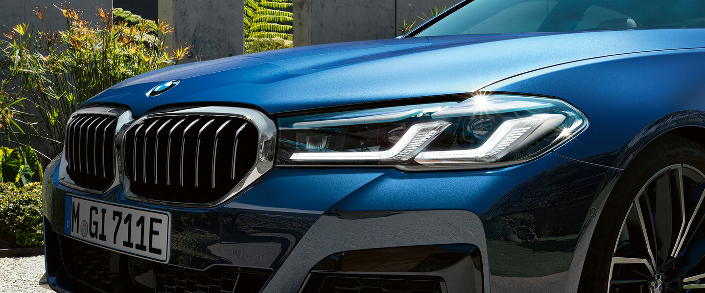 bmw-5-series-sedan-highlights-design-mosaic-gallery-desktop-02