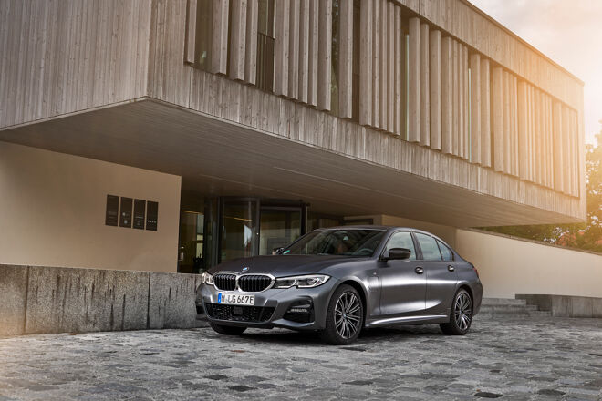 P90359889_highRes_the-all-new-bmw-330e