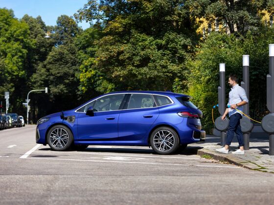 P90437813_lowRes_the-all-new-bmw-230e (1)