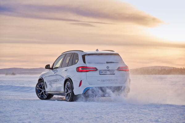 P90453460_highRes_bmw-ix5-hydrogen-win