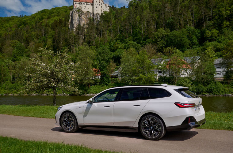 P90551914_highRes_the-new-bmw-530e-tou