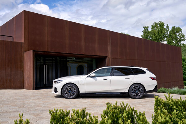 P90551925_highRes_the-new-bmw-530e-tou