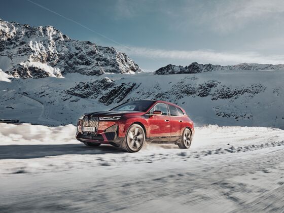 P90446359_lowRes_the-bmw-ix-on-ice-an