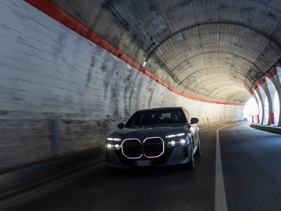 P90494046_lowRes_bmw-i7-02-2023