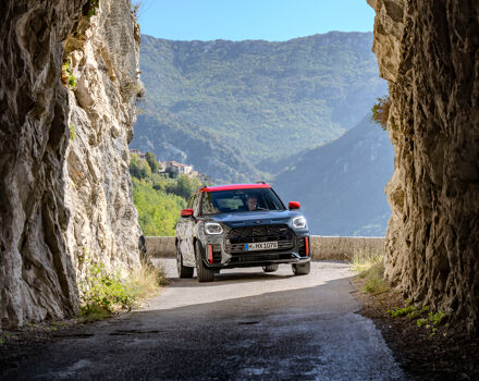 P90530264_highRes_mini-john-cooper-wor