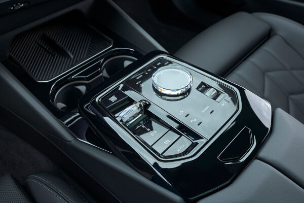 P90551905_highRes_the-new-bmw-530e-tou
