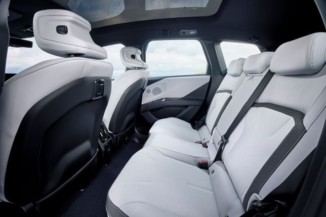 P90615663_highRes_the-new-bmw-ix3-50-x