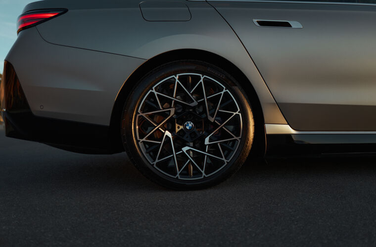 DI26_000384625_V1_O_sRGB_BMW-i7-Saloon-Sedan-(G70-LCI)---This-motif-shows-in-a-lower-angl.jpg
