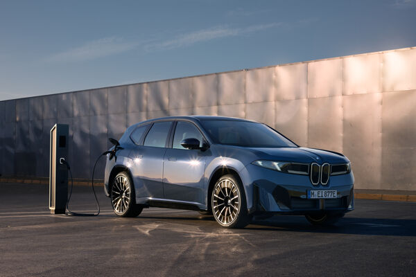 P90615624_highRes_the-new-bmw-ix3-50-x.jpg